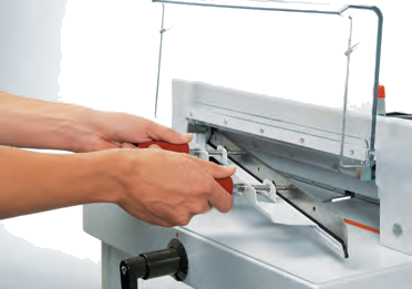 Operator using the Triumph 4305 fast-action clamp lever before a cut